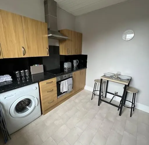Homely 3 Bed Town Centre Flat