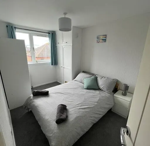 Homely 3 Bed Town Centre Flat