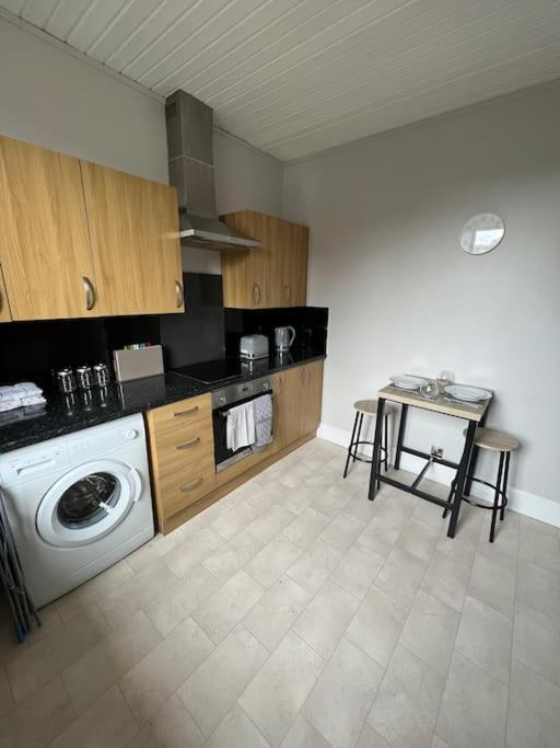 Homely 3 Bed Town Centre Flat