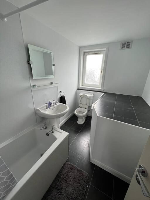 Homely 3 Bed Town Centre Flat
