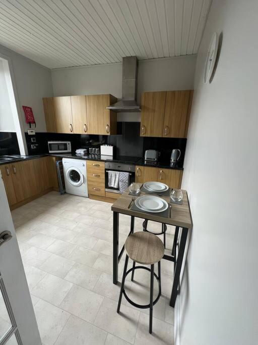 Homely 3 Bed Town Centre Flat